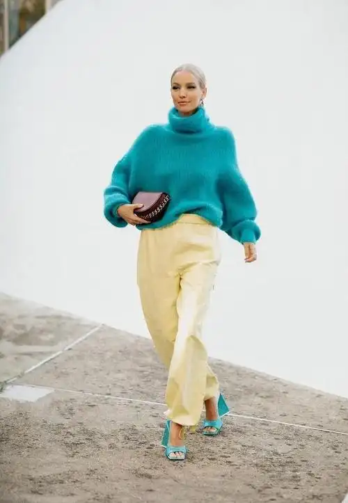 黄色撞橘色黄色除了可以和其他色系的颜色进行撞色搭配之外,也可以和