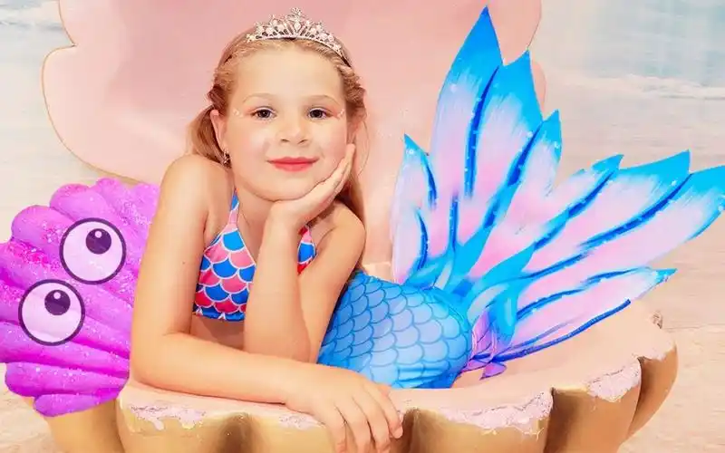搞笑萌娃:戴安娜海洋馆装扮美人鱼模样,这个造型你喜欢吗?