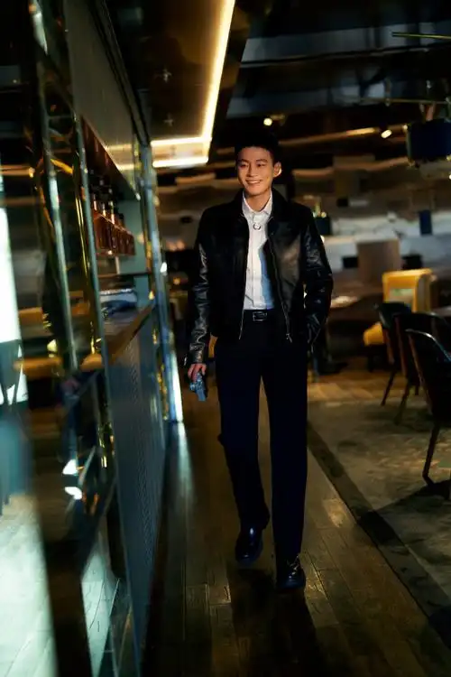 欧豪皮衣造型好a##欧豪白衬衫皮衣