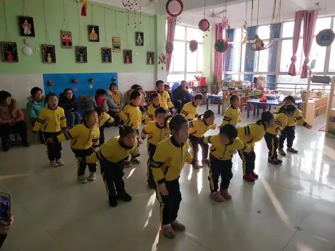 头头拍拍,肩肩拍拍,头拍肩拍,头肩拍拍. 好快啊!我们都跟不上了