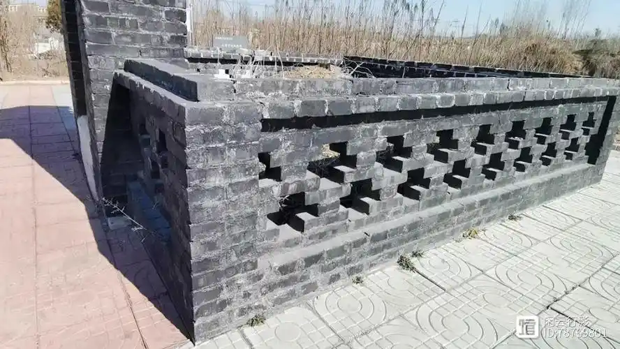 四周砌有砖花围墙.