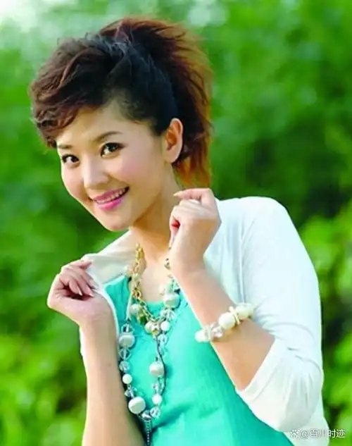 根据可靠消息,方琼在年轻时为了保护自己的隐私,改掉了原本的姓氏,让