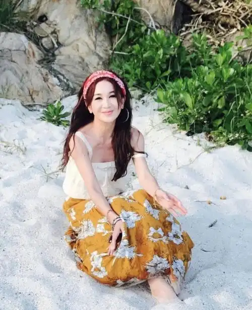 52 岁美魔女温碧霞的冻龄妩媚穿搭