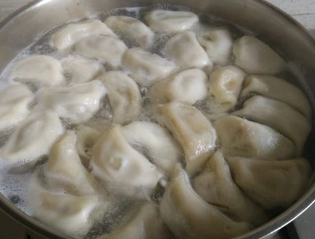 煮饺子时,万万不可水开就下锅,多做这1步,饺子好吃不破皮