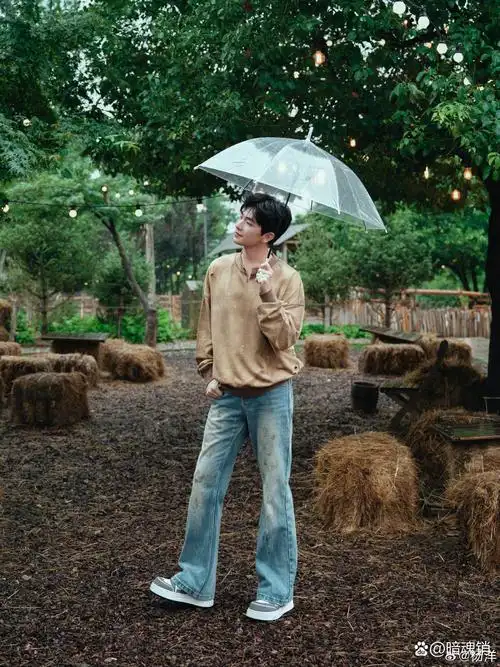 杨洋今日份营业照片,卡其色破洞卫衣搭配牛仔裤,真的是太帅气了吧,这