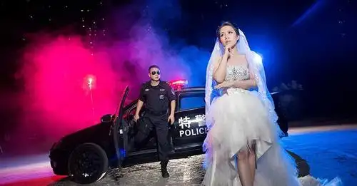 特警拍婚纱照秀恩爱 职业风婚纱照你喜欢吗?