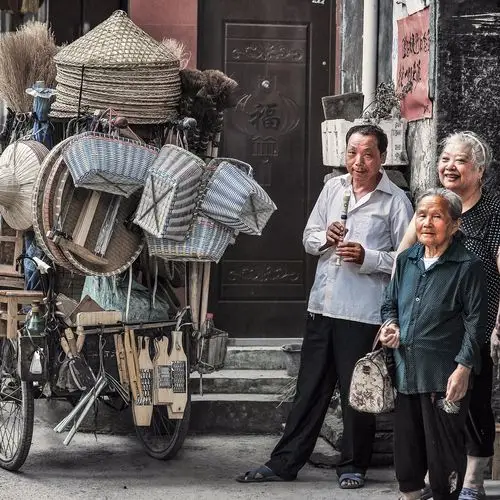 不知多少年了,这个流动的徐姓商贩每日必来这条古街
