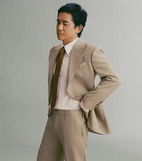 59岁梁朝伟有了沧桑感穿西装稳重有型爷爷的年龄叔叔的气质