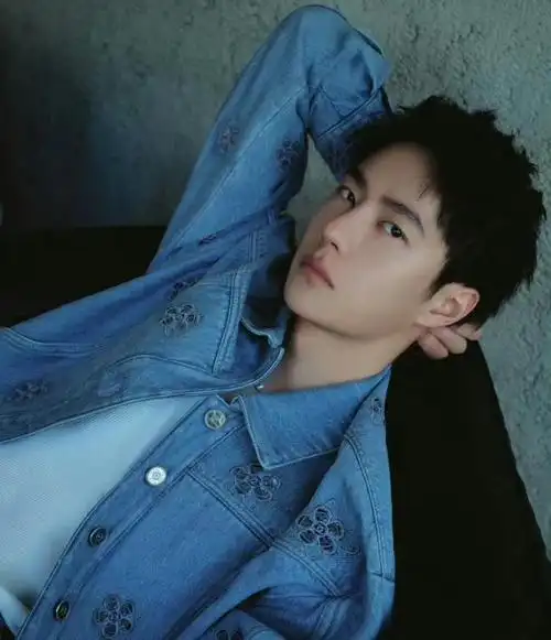 作为内娱最耿直的艺人,王一博曾经在2018年某品牌的见面会上,面对粉丝