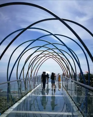 三亚亚龙湾热带天堂森林公园的大佛石全海景玻璃栈道,是海南首条全