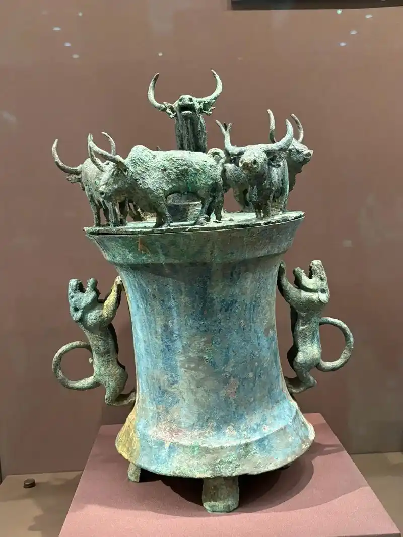 这是三星堆文物的首次对外全面展示,也是上海博物馆(东馆)的首 - 抖音