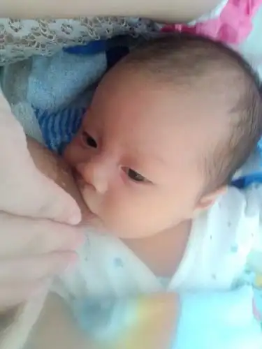 宝妈们都来晒晒自家宝贝的吃奶照