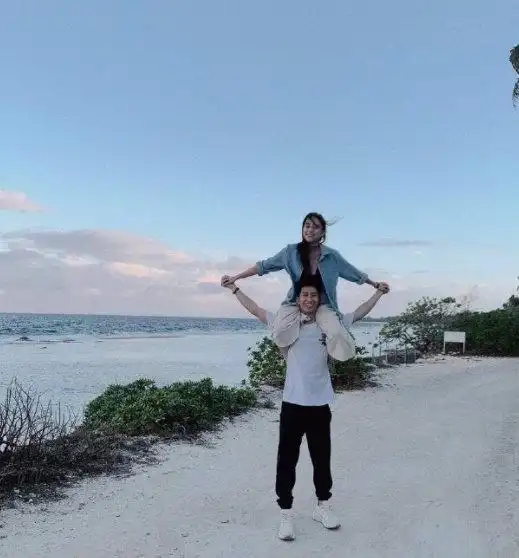 窦骁让赌王千金骑脖子上,网友:窦骁要嫁豪门成为下一个唐僧了?_何超莲