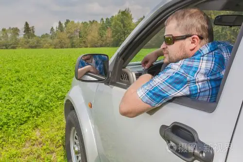 坐在车里的男人