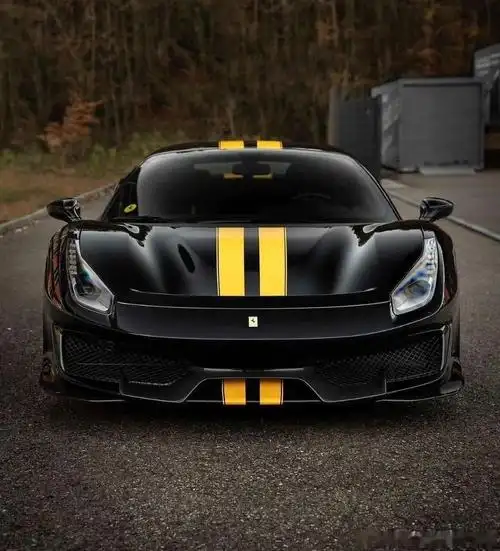 法拉利 488 pista,黄线配黑色真的帅气