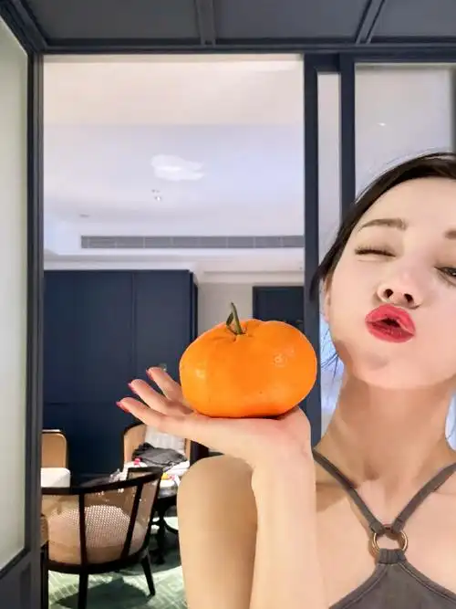 迪丽热巴公开行程受期待手捧金桔显喜庆嘟嘴卖萌宛如少女