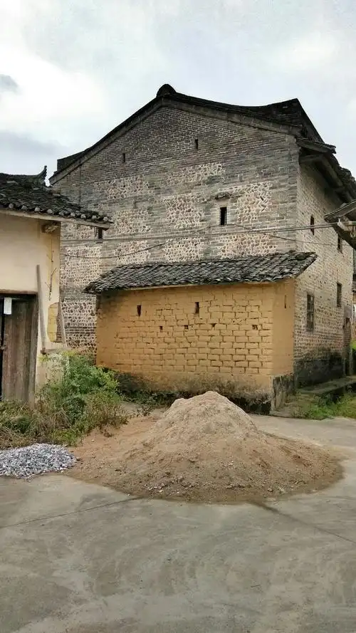 这是康阿公的围屋,青砖房一直还很好.