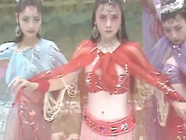 西游记毁童年细节有人戏服没裤子蜘蛛精露的肚脐是男性的