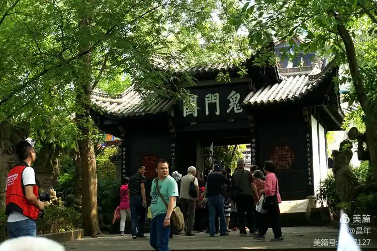 "鬼门关"阴森恐怖,传说是人死后亡魂到地府报到的关口.