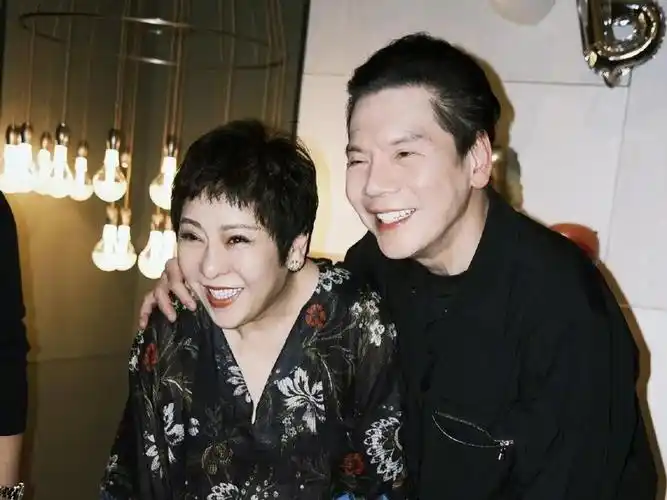 向太夫妇高调撒糖时隔30年重拍恩爱照75岁向华强精神抖擞不显老