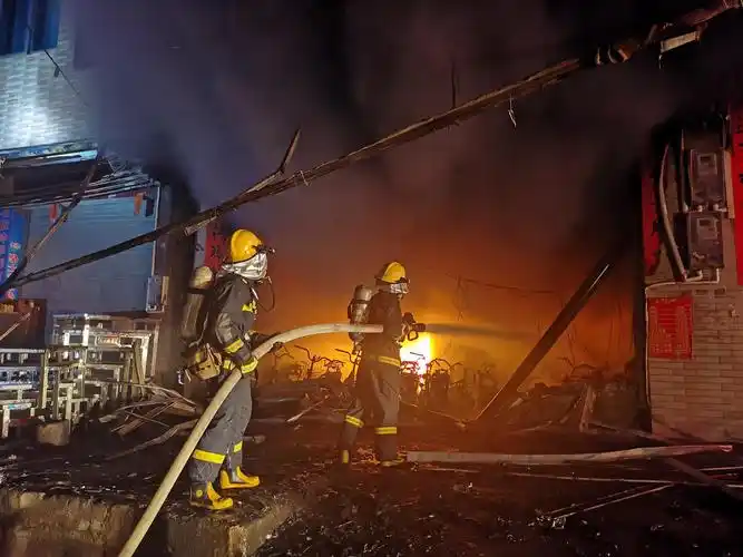 茂名一五层民房着火消防员徒手拎出多个煤气瓶救人