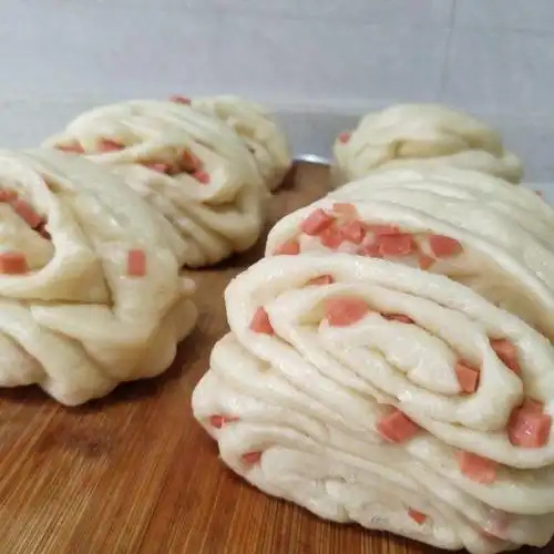 火腿肠花卷,松松软软,色彩鲜艳,小孩的最爱