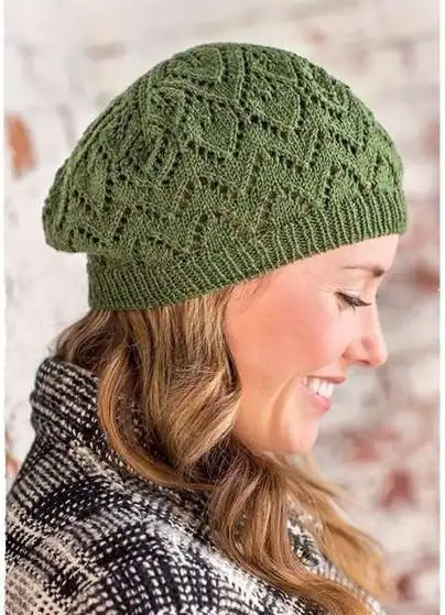 五针棒针编织的树叶花样针织帽,颜色可以换为红色肯定更好看