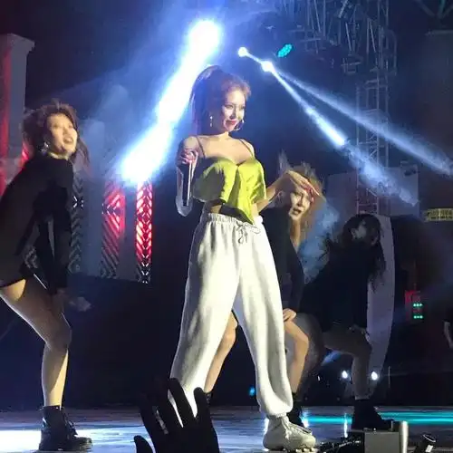 泫雅舞台事故胸前蝴蝶结突然散开 抓着衣服完成表演