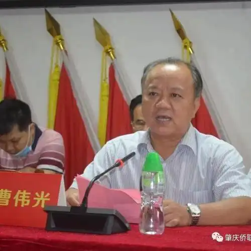 曹伟光(右)代表肇庆市侨联为肇庆爱尔眼科医院颁发"侨爱心·光明行"