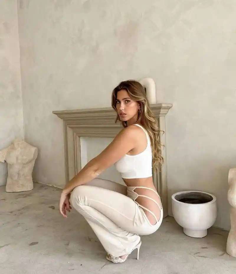 模特卡拉·德尔·托罗( kara del toro)(c).