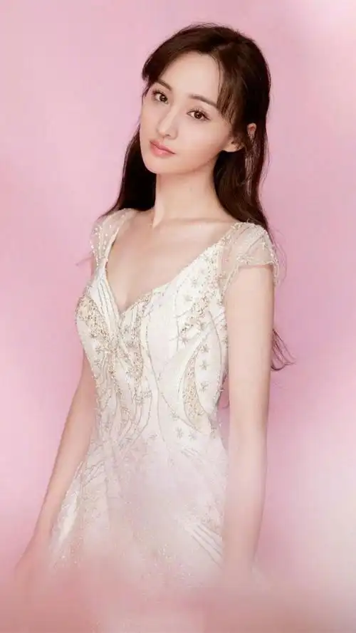 郑爽清丽礼服写真