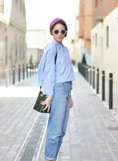 示范搭配:浅蓝色牛仔休闲衬衫 拼接休闲牛仔长裤 黑色皮革手拿包