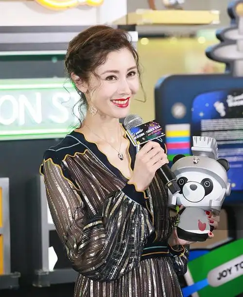 李嘉欣穿金色条纹连衣裙现身活动 涂红唇打扮时尚靓丽女神范十足