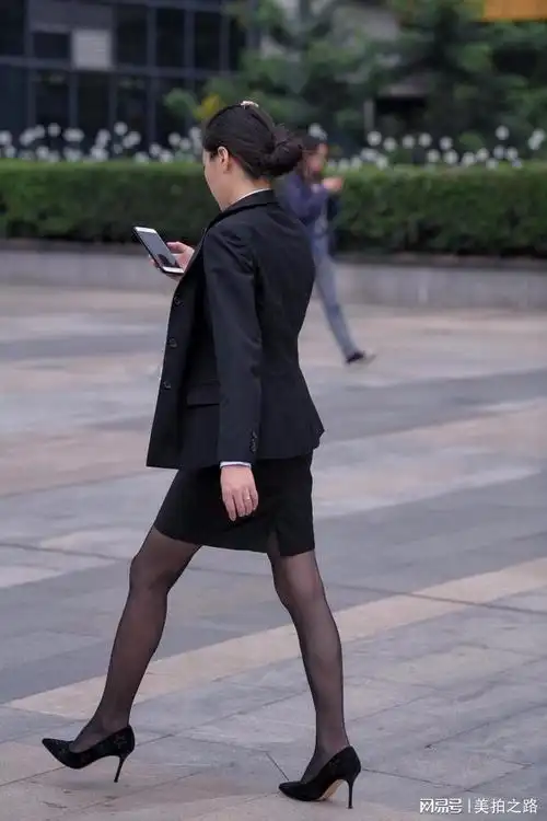 黑色职业装和黑色包臀连衣裙搭配黑丝高跟鞋的小姐姐街拍秀