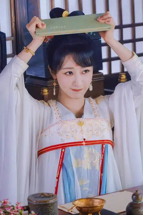 杨紫掌管暑期档的神##亲爱的热爱的开播五周年