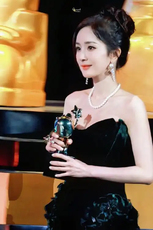 杨幂复古丝绒绿裙##杨幂 于和伟亲马东了##思梦给杨幂化的妆##今日星