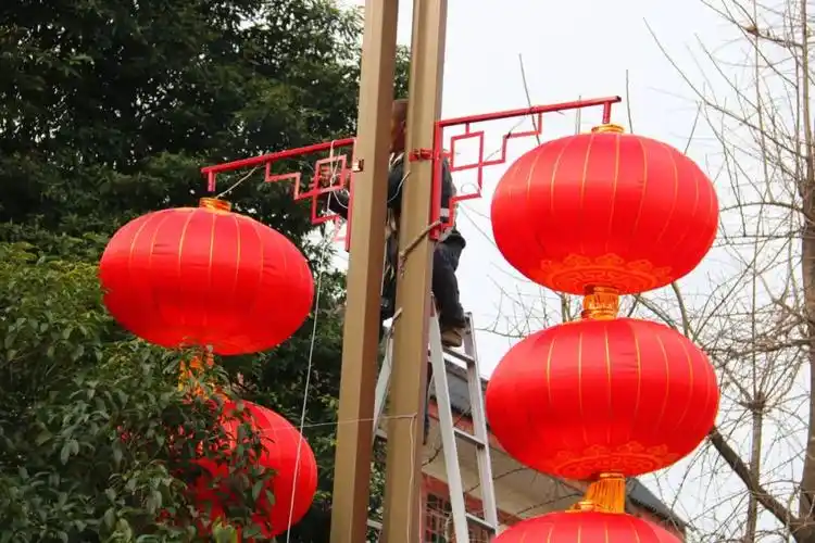 挂灯笼亮彩灯年味起