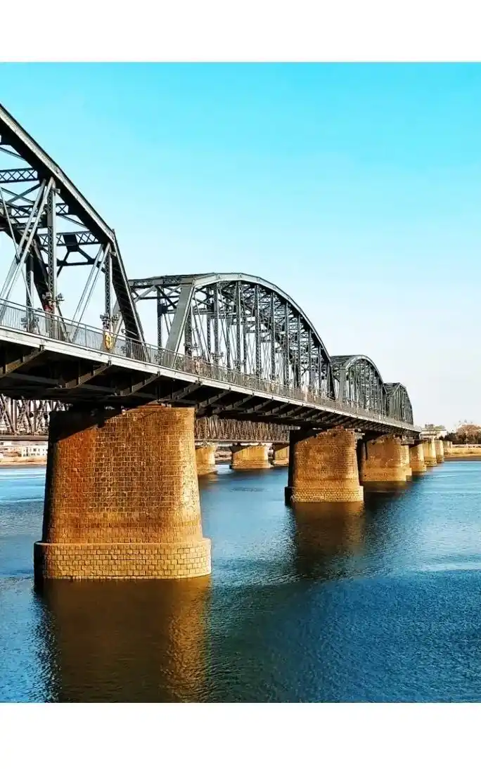 (鸭绿江断桥)丹东鸭绿江断桥位于辽宁省丹东市振兴区江岸路,鸭绿江畔