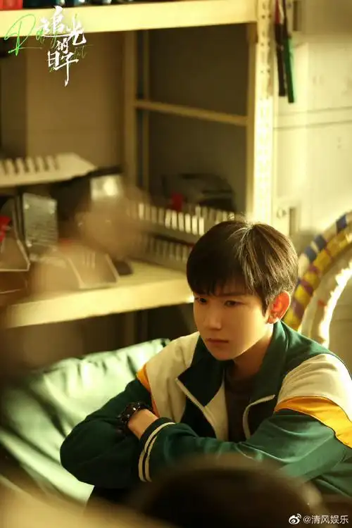 王源高远侧颜剧照#王源追光的日子侧颜剧照,顺毛发型的高远好乖啊,一