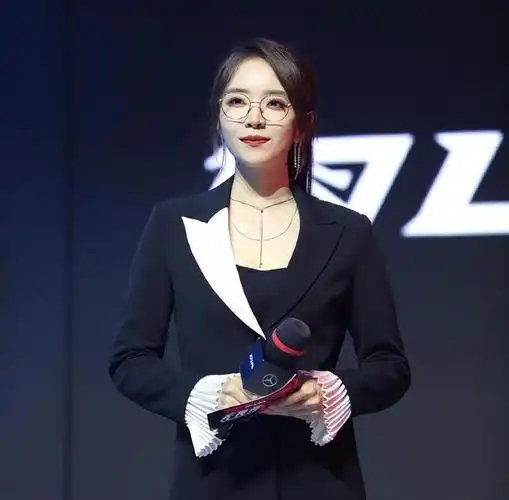 lpl女主持整新活赛博汉服确实不错余霜美出新高度