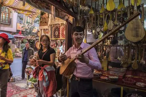 "都塔尔"是维族四种乐器之一,构造简单,只有两根琴弦.