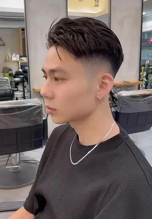 而要说男生最短的发型,毫无疑问就是寸头发型了,把头发全部都沿着头型