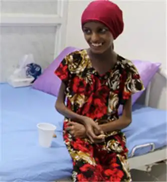 也门皮包骨少女胖了10斤露出甜美笑容