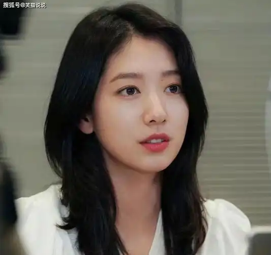 朴信惠最新物料曝光,卷刘海显疲态,被网友点评面相变了