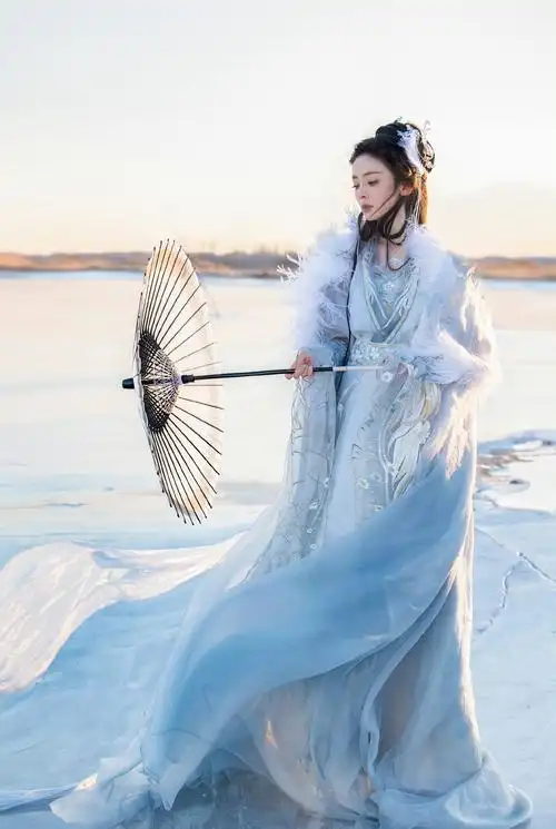 娜扎冰面白衣古风造型大片～ 清冷感美女,仙气飘飘好美啊