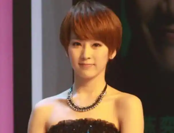 吴京老婆谢楠:嫁男神,挺着孕肚办婚礼,4年生俩娃,成人生赢家