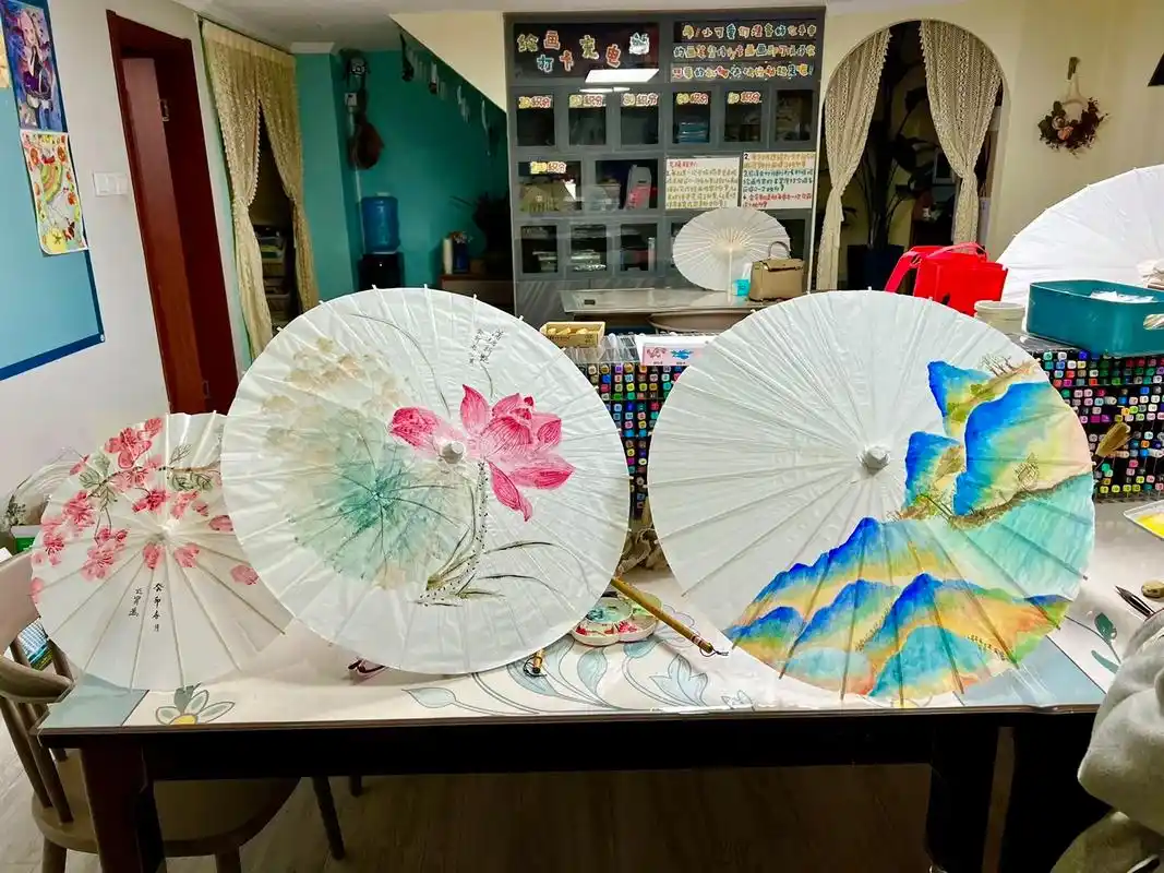 今天画的油纸伞国画,挺有创意吧[愉快] - 抖音