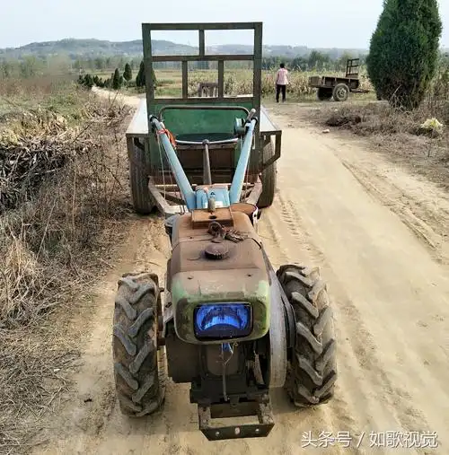 目睹到这辆有些年头的手扶拖拉机,是否勾起了你的回忆呢?