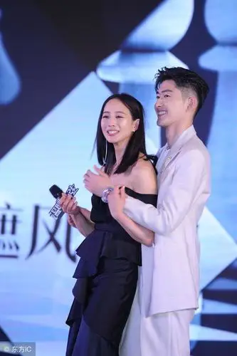 张钧甯被紧紧抱住,脸都红了,网友:张翰你还不放手,想干什么?