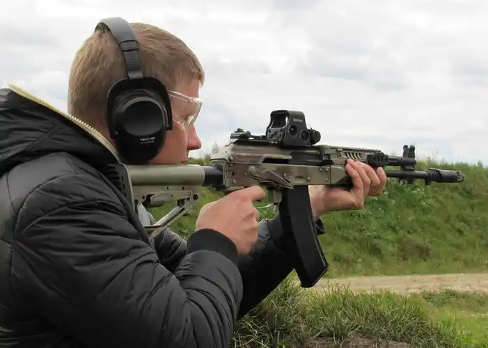 俄罗斯新型突击步枪ak-15